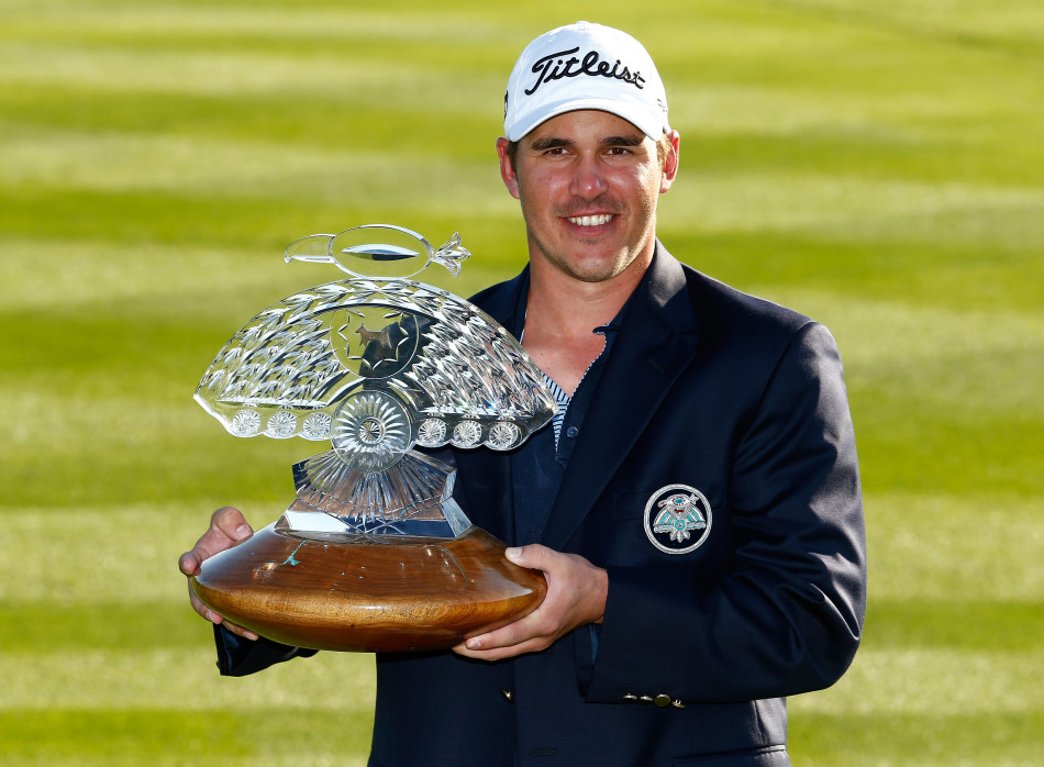 松山英树全神贯注完成击球,身体充分扭转,头部保持稳定,展现出教科书般的留头姿势。