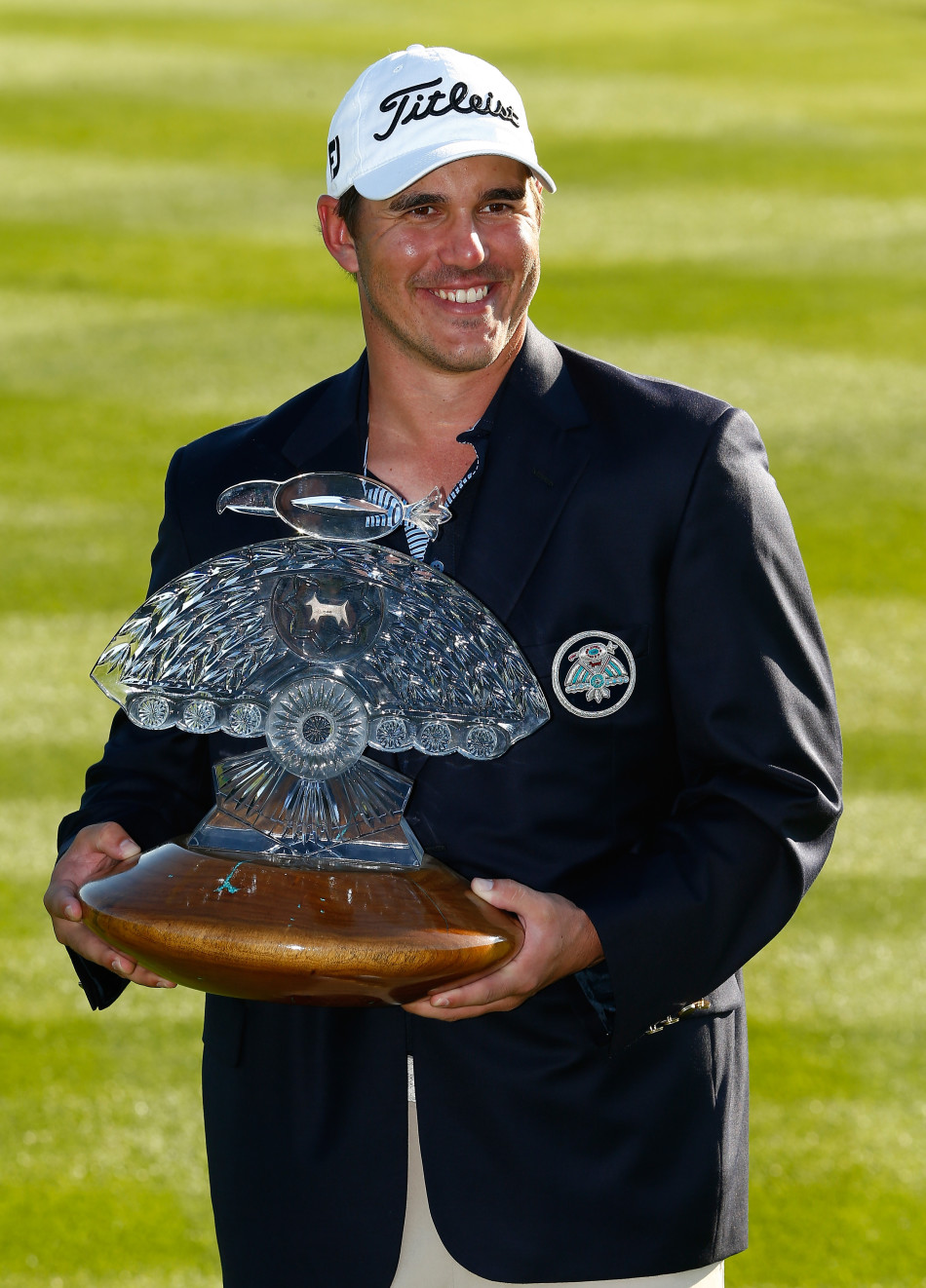 巴巴·沃森在关键推击前单膝跪地,聚精会神地观察果岭上细微的起伏线路。