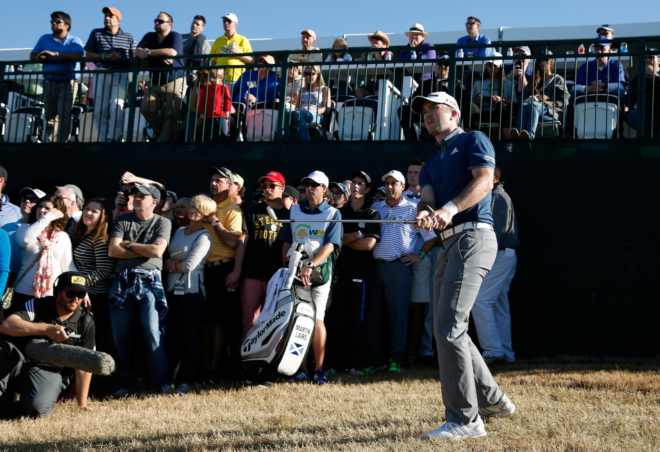 两届大师赛冠军巴巴·沃森在赛场中央挥手致意,潇洒姿态引发观众阵阵欢呼。