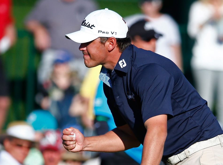 科普卡在果岭上握拳呐喊庆祝关键一推,身后广阔的球场与天空见证着他的激情爆发。