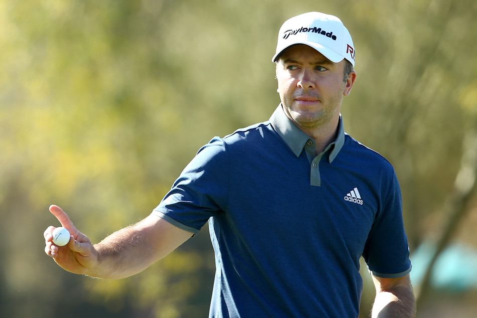 科普卡深情凝视手中的凤凰城赛冠军奖杯,眼中闪烁着梦想成真的光芒与征途开始的坚毅。