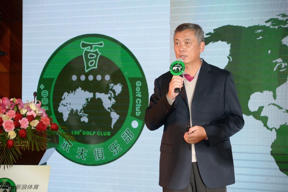 黄药师先生开怀大笑，正为赵哥与李忠民先生授予象征荣耀的将星肩章