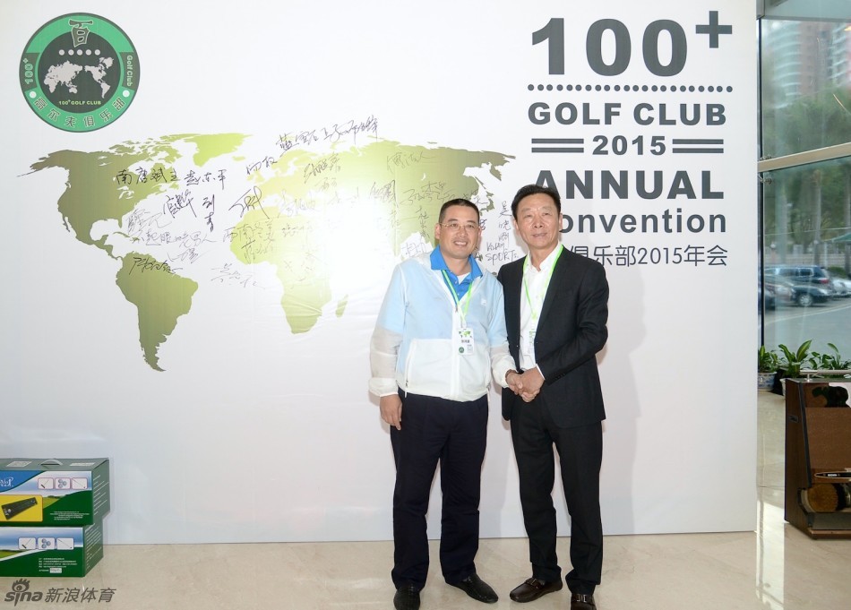 授衔仪式现场，两位受衔者并肩而立，肩章闪耀，接受全场致敬与祝福