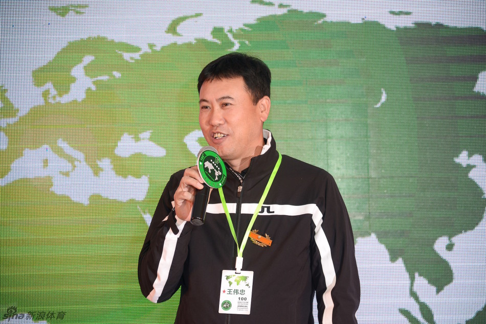 会员签到台前，路姐正优雅执笔，背景是活动主题幕墙，氛围隆重而喜庆