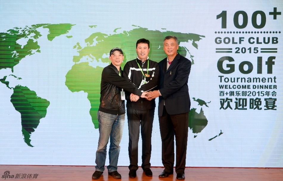 活动现场全景，灯光璀璨，座无虚席，众人目光聚焦于舞台，充满期待