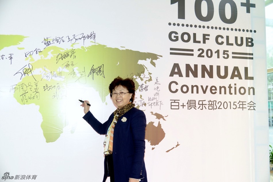 一位新获授衔的先生侧身展示肩章，脸上洋溢着自豪与谦逊交织的复杂神情