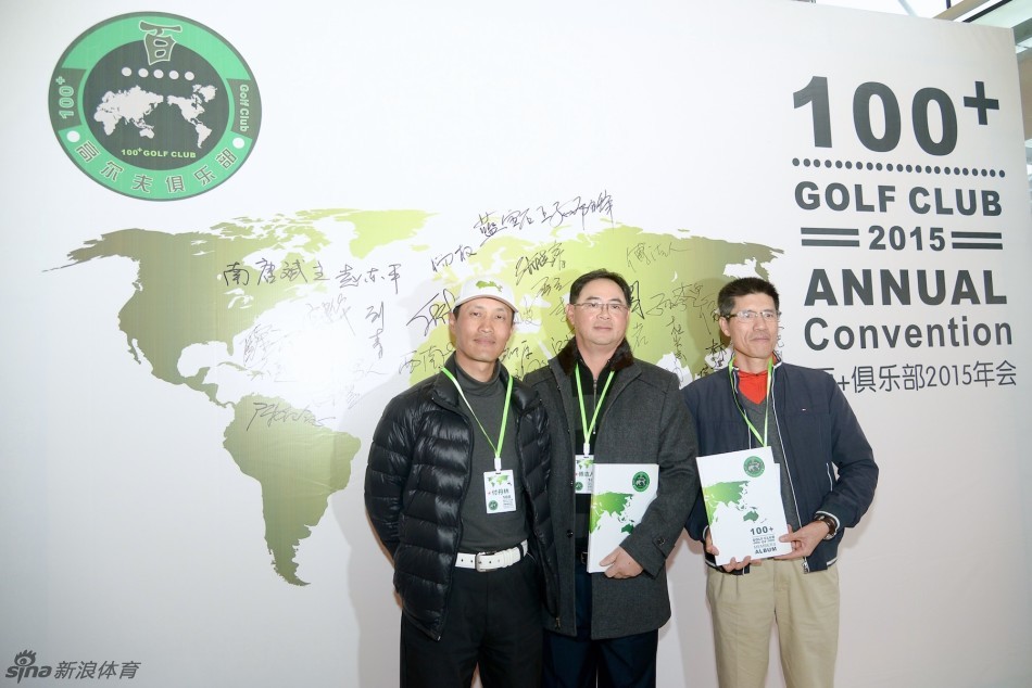 典礼结束后的交流环节，众人举杯相庆，气氛热烈融洽，情谊在酒杯中流淌