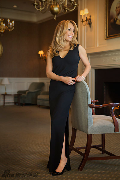 黛比完成挥杆后优雅收势，长裙划出流畅弧线，修长的手臂与球杆形成完美延伸线。