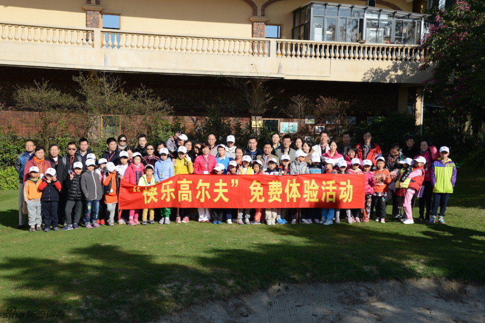 活动结束时，冯珊珊与所有参与活动的孩子们齐聚果岭，手持球杆合影留念，记录下这充满意义的一天。