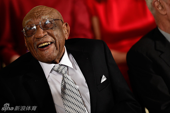 一张珍贵的黑白历史照片，年轻的查理·斯福德正在全神贯注地推杆，画面定格了他早期在赛场上挑战命运的姿态。