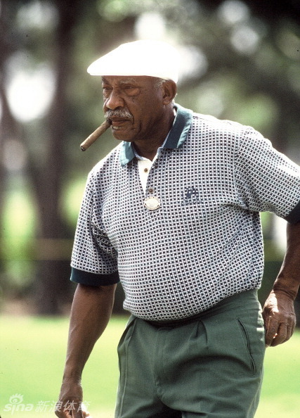 年迈的查理·斯福德与如日中天的泰格·伍兹亲切握手，两代打破高尔夫世界壁垒的传奇人物同框，象征着一个时代的接力。