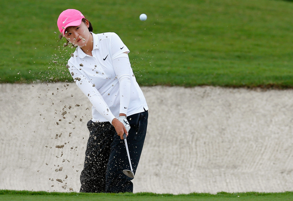 比赛进行中，球员与球童在球道上并肩行走，认真讨论下一杆的策略