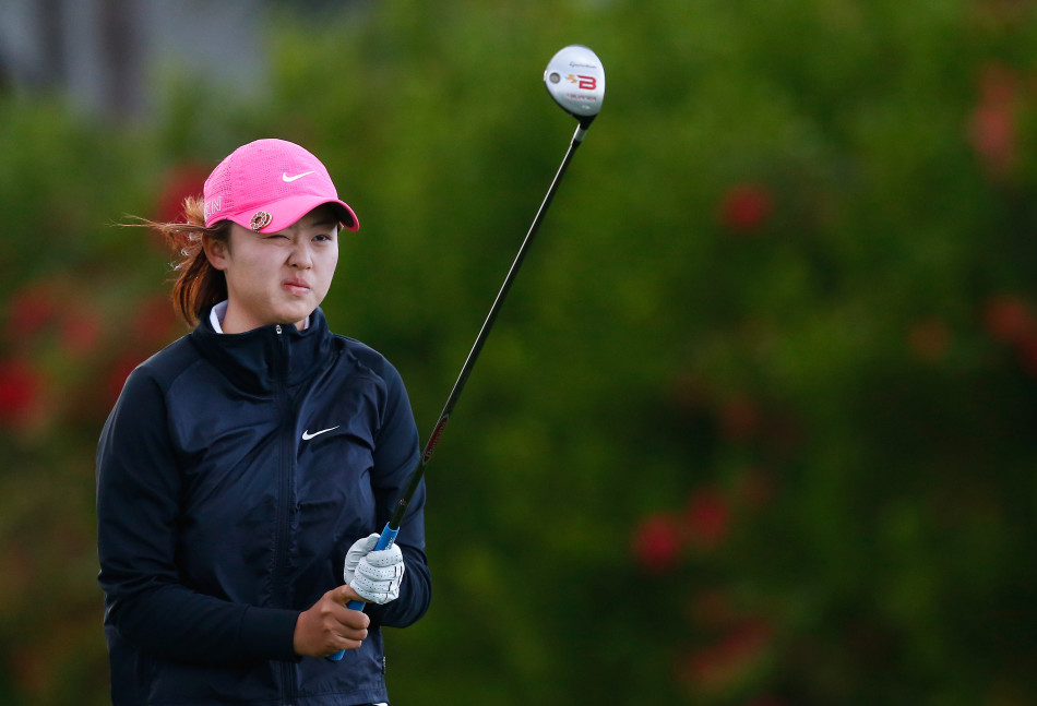 日本球员宫里蓝在沙坑中救球，沙砾飞扬的瞬间凝聚了力量与技巧