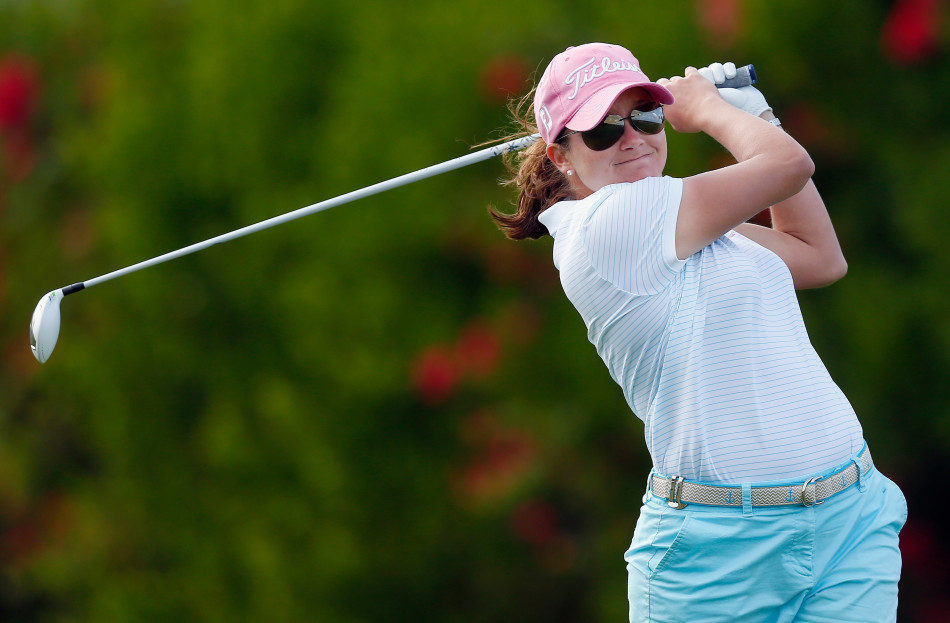 球员完成一次漂亮的收杆动作，身体完全舒展，目光追随着空中飞行的小球