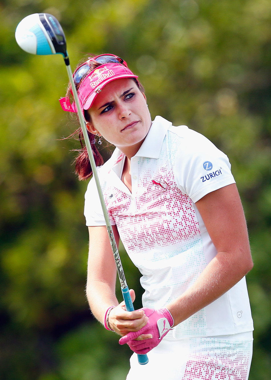 一位女球员自信地走在开阔的球道上，展现出运动员的飒爽英姿与对比赛的掌控感