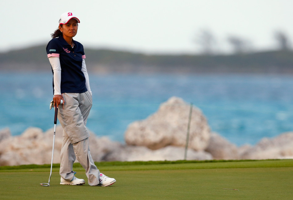 球员在开球台上优雅转身，一号木杆头速度极快，小球如子弹般飞向球道中央