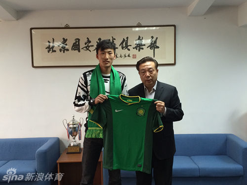 在2015年初的签约仪式现场，年轻时的晋鹏翔与北京国安俱乐部高层高潮共同举起新赛季球衣，两人脸上洋溢着对未来的憧憬与期待。