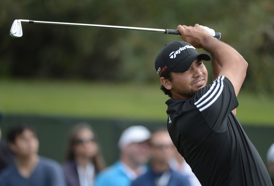 戴伊在果岭上优雅完成收杆动作,目光坚定地望向小球飞行的轨迹,呼啸峡的风吹动了他的衣角。