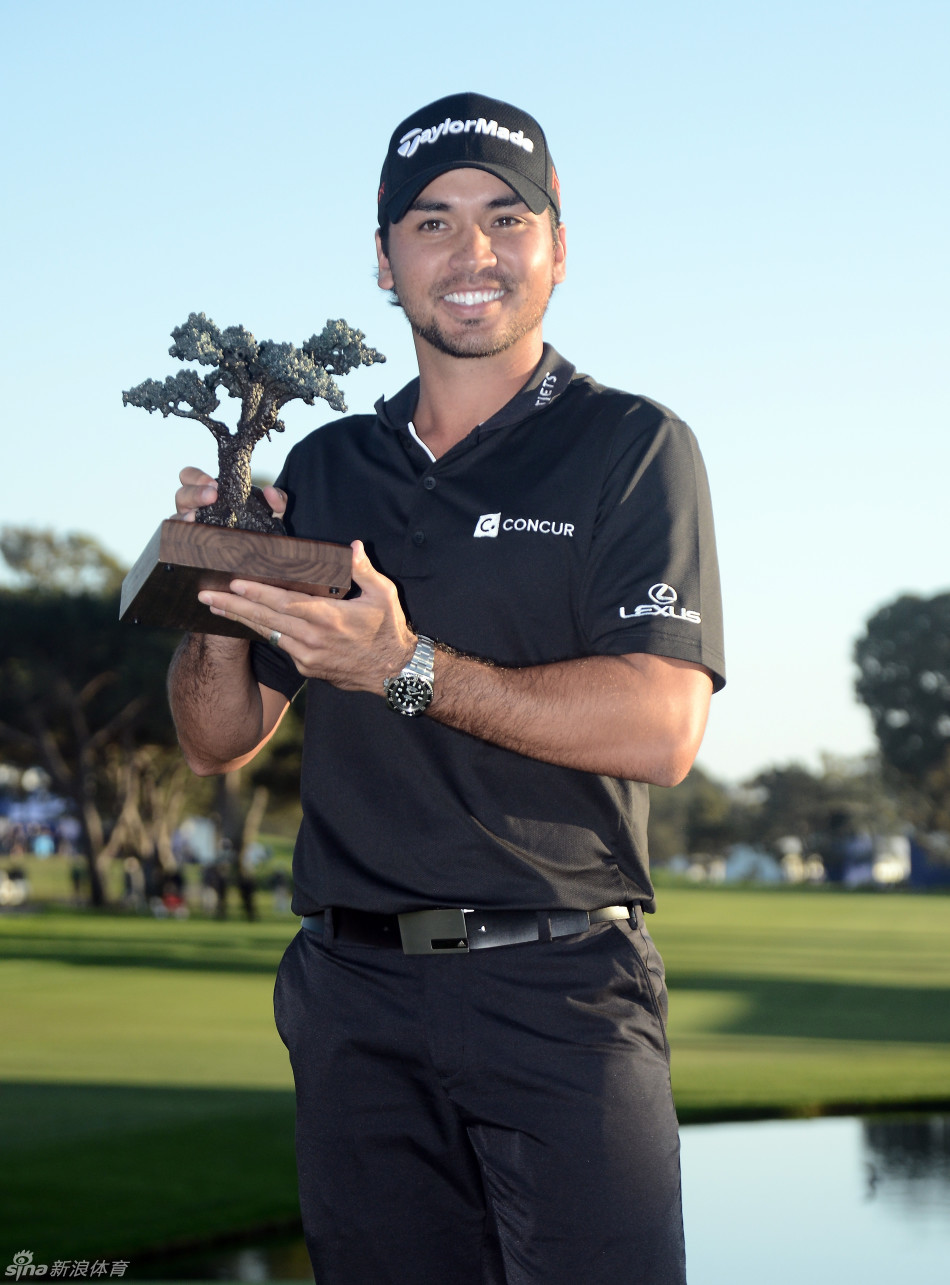 戴伊与家人在一起的全家福,背景是美丽的节日装饰,一家人穿着搭配的服装,笑容中充满了温暖与爱意。