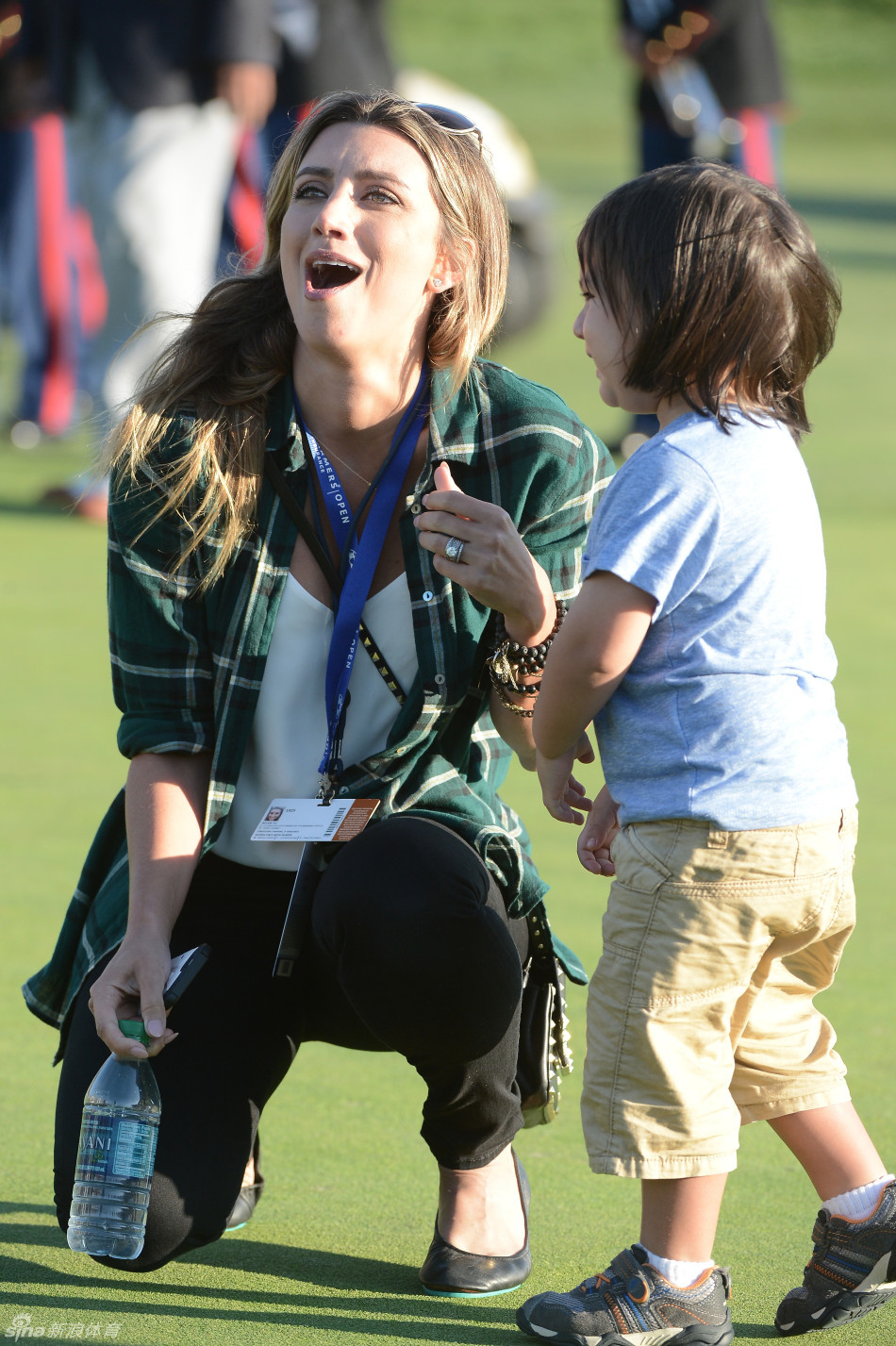 戴伊在沙坑中沉着救球,沙尘微微扬起,他专注的神情和标准的姿势体现了顶尖球员处理困难球位的能力。