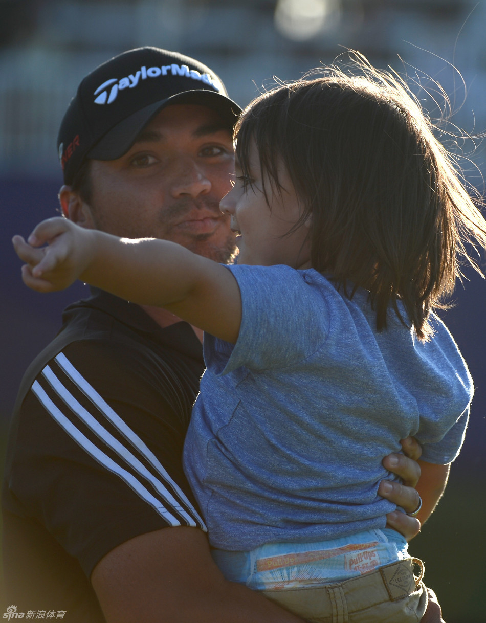 戴伊的妻子与孩子们在赛场边欢庆胜利,他们的欢呼与拥抱构成了冠军背后最美好、最鼓舞人心的风景线。