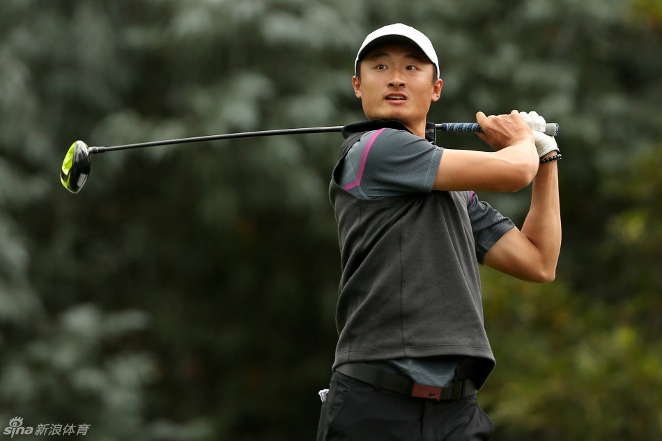 罗杰斯在第十八洞果岭推入制胜一推后，紧握双拳，仰天怒吼庆祝夺冠