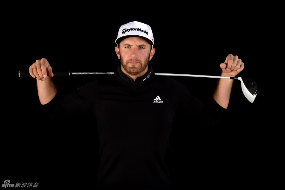 约翰·森登推杆准备姿态沉稳，专注度极高，仿佛世界静止唯有球洞