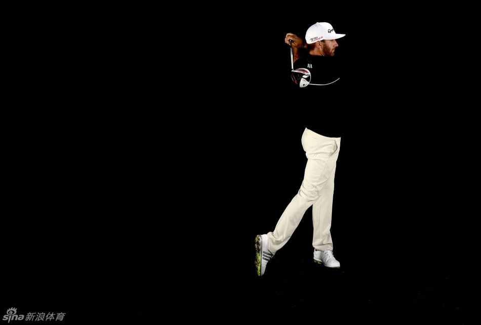 高尔夫球在夕阳下飞向远方，划出优美弧线，凝聚了挥杆艺术的全部追求