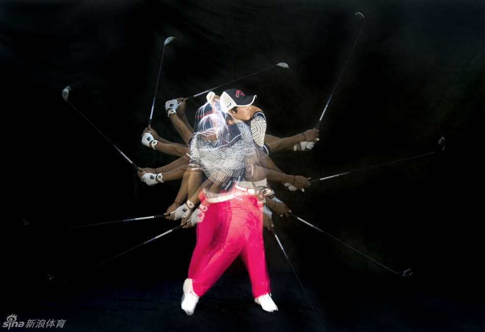 石川辽全神贯注完成收杆，身体平衡完美，眼神紧随小球飞向果岭