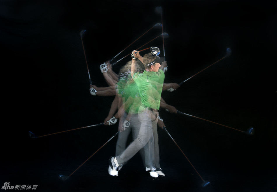 卢克·唐纳德铁杆挥杆瞬间，动作优雅流畅，身体与球杆浑然一体