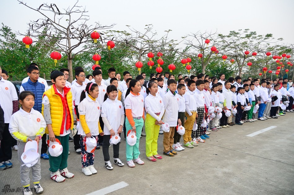 年轻选手们在晨光中肃立，参加庄严的升旗仪式，眼神中充满对比赛的期待