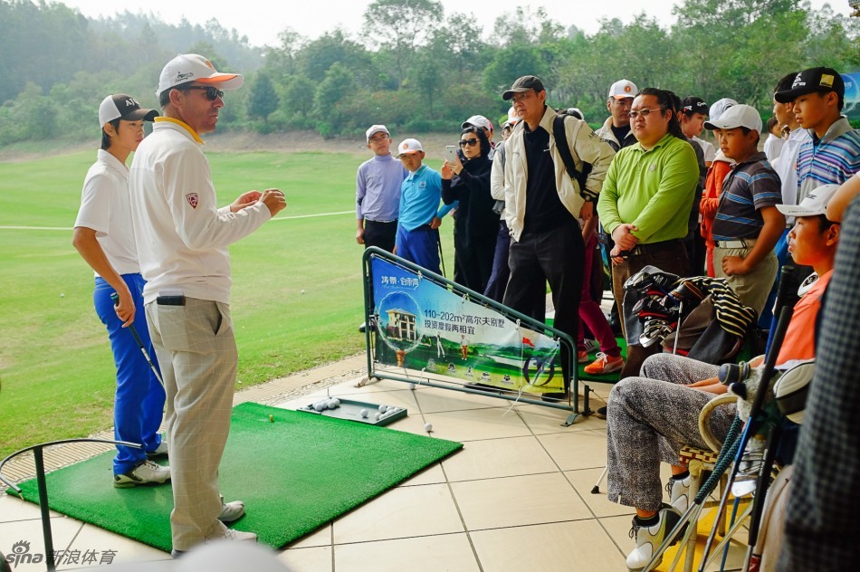 训练结束后，美国教练被热情的年轻选手们簇拥在中间，如同一位受欢迎的明星
