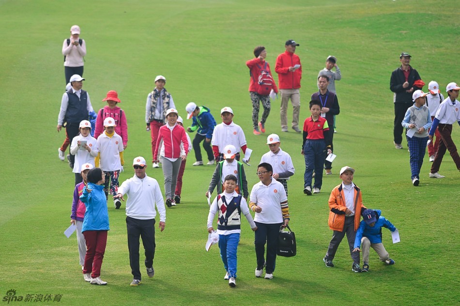 少年选手在教练注视下全力挥杆，动作流畅而充满力量，展现了青春与运动的完美结合