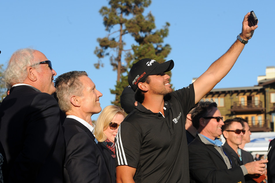 戴伊在夺冠后与妻子深情相拥,妻子脸上洋溢着自豪与幸福的笑容,这一幕定格了胜利时刻最私密也最动人的情感交流。