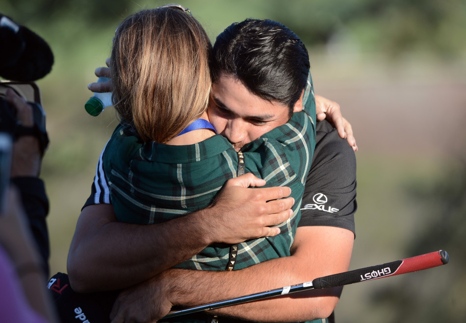 戴伊幸福地抱起年幼的儿子共同庆祝胜利,儿子的小手搂着爸爸的脖子,两人脸上洋溢着如出一辙的灿烂笑容。