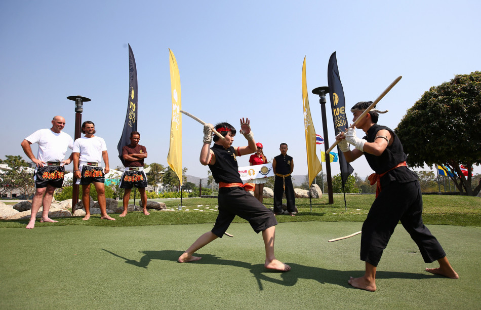 泰国本土英雄贾弟在赛后记者会上手持奖杯，面带笑容向媒体致意