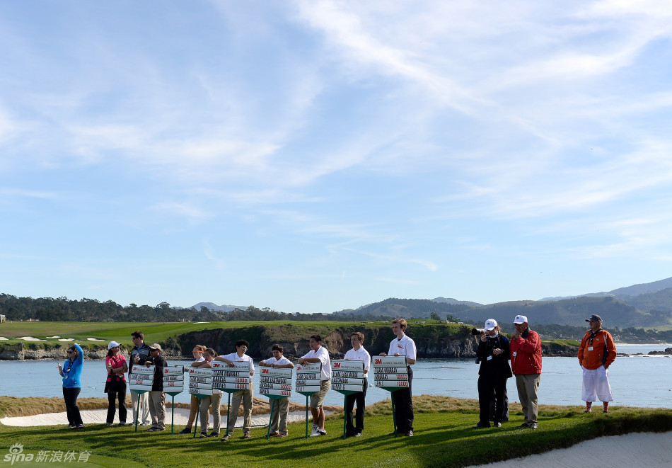 音乐人查尔斯·凯利与喜剧演员比尔·莫里在球场上愉快交谈，背景是开阔的高尔夫球场