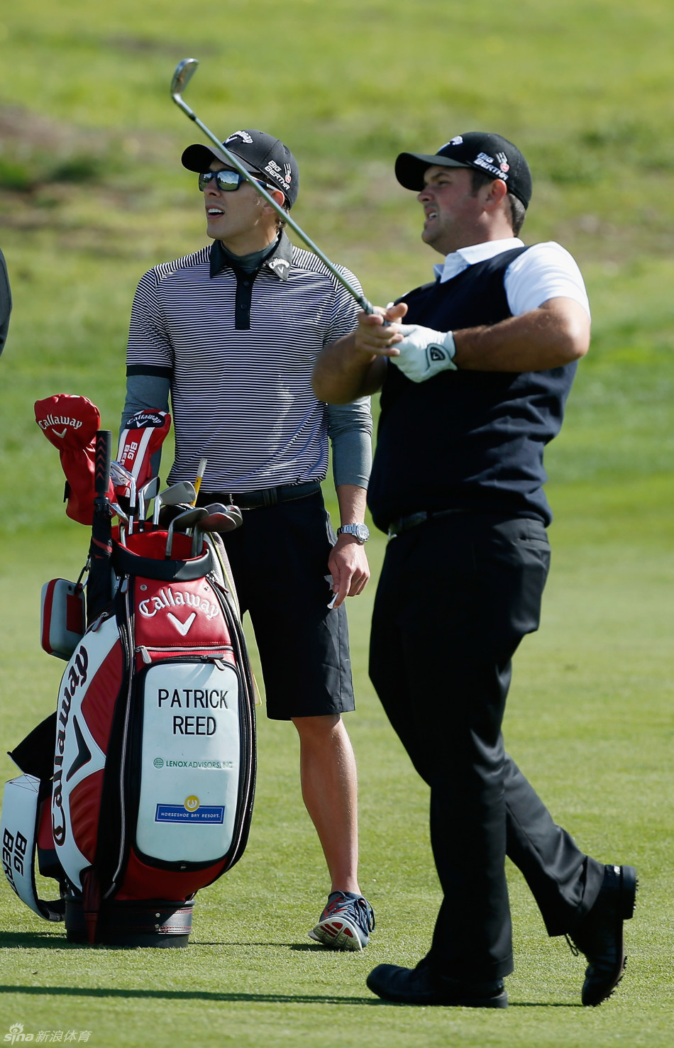 高尔夫球手卡尔特·克诺斯完成一次完美开球，身体扭转展现出力量与技巧的融合