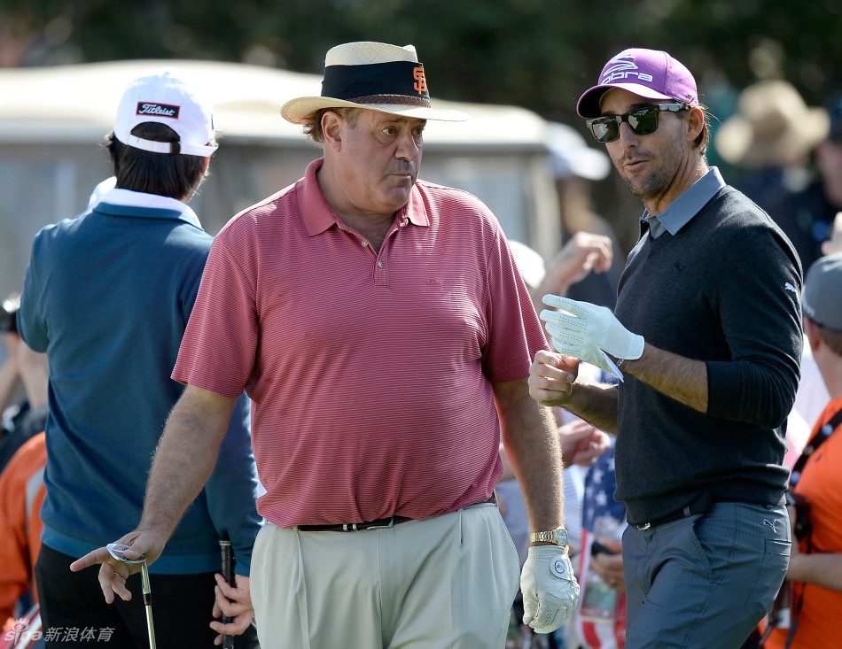 音乐人霍利·刘易斯在高尔夫球场上优雅挥杆，动作流畅自然