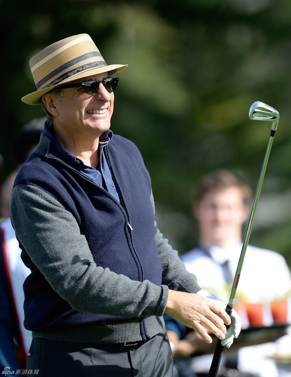 演员安迪·加西亚专注地观察高尔夫球场的局势，眼神中透露出分析性的思考