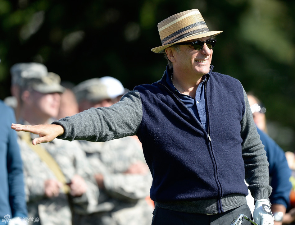 高尔夫赛场全景展示，蜿蜒的球道与远处隐约可见的俱乐部会所构成和谐画面