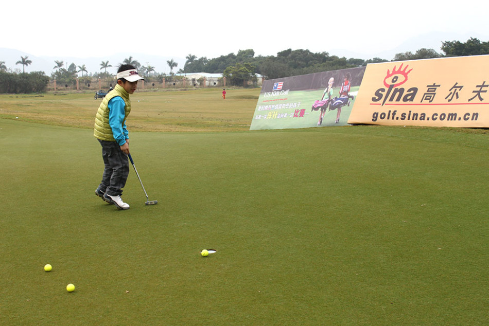 男子15-18岁组领先者陈逸龙与同组球员在首轮比赛后合影，手持记分卡，笑容中洋溢着自信与从容