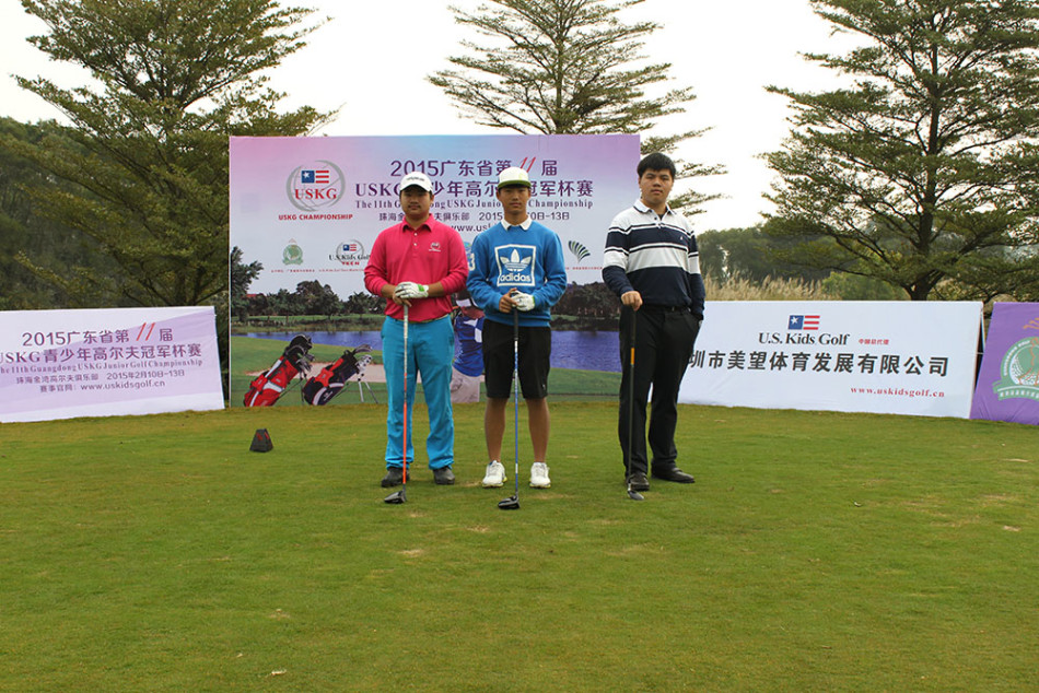 孙朗庭与同组伙伴在赛后合影留念，彼此搭着肩膀，展现友谊第一比赛第二的体育精神