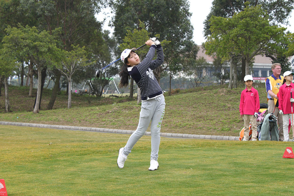 匡洋与父亲在赛场边亲密交流，父亲的手轻拍儿子肩膀，眼中充满鼓励与期待