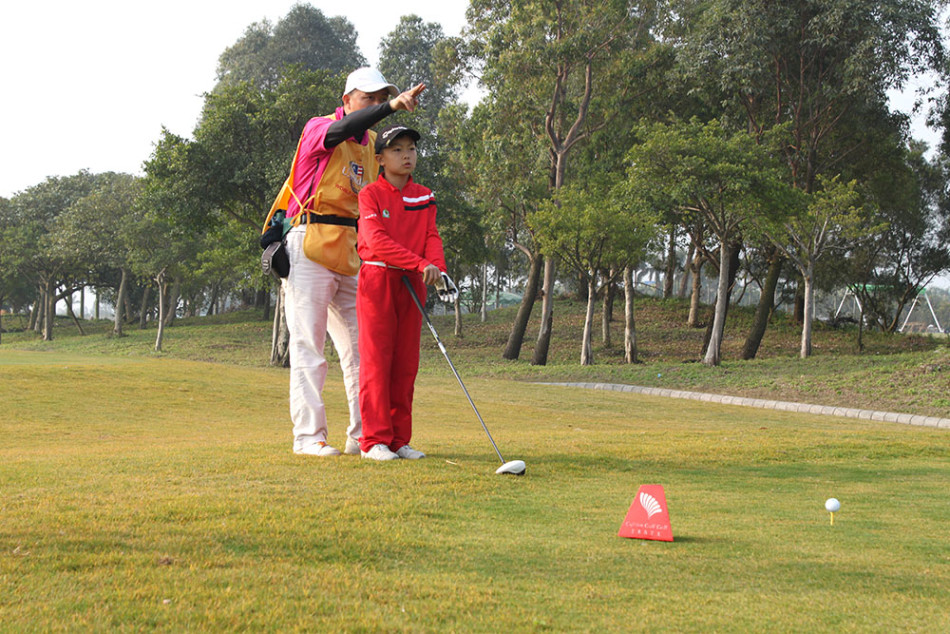 范双双在女子9-10岁组的比赛中稳健挥杆，动作标准，神情专注