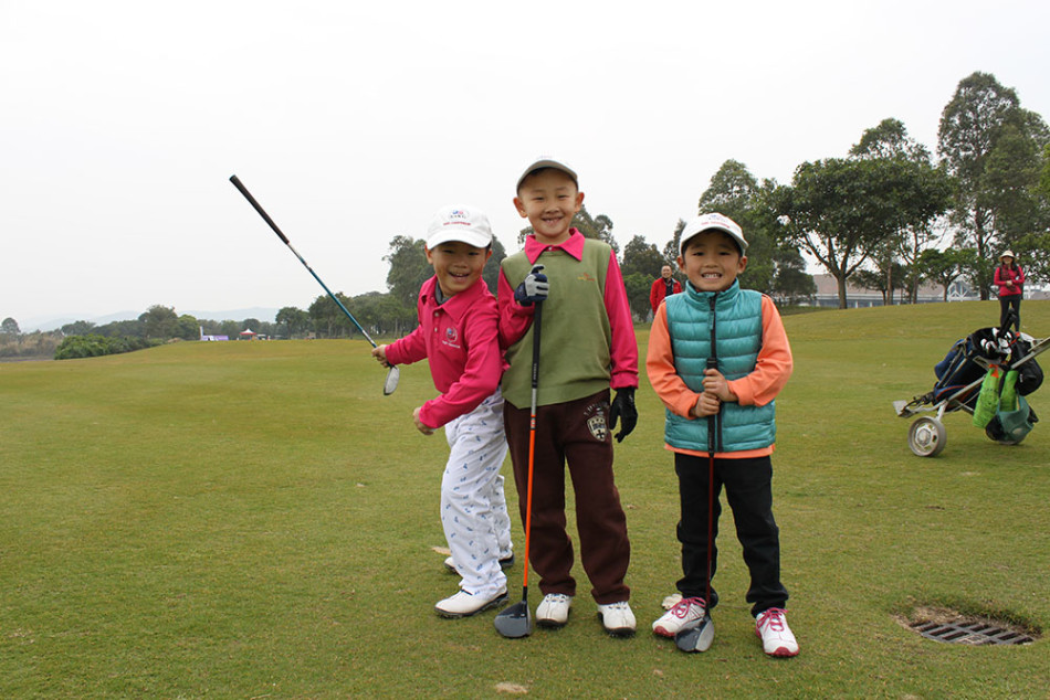 小将陈仕衡在练习果岭上全神贯注地进行推杆训练，眼神坚定，为即将开始的比赛做最后准备