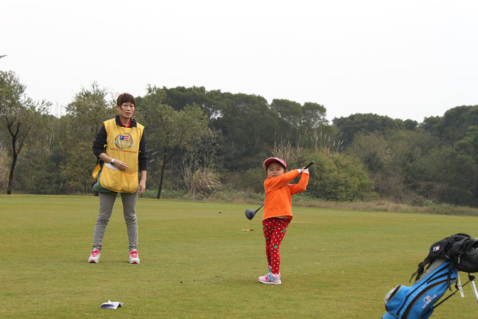 比赛间隙，小球员们暂时放下竞争，聚在一起嬉戏玩闹，天真烂漫的笑容感染了整个赛场