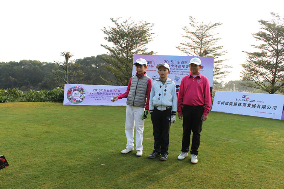 女子11-12岁组领先者卢钰雯在比赛中专注推击，展现出不逊于姐姐的沉着与实力