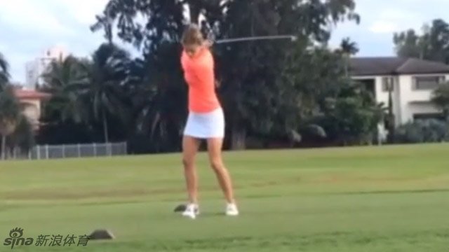 阿格戴尔在高尔夫球场优雅挥杆,身姿舒展如弓,翠绿草地与她的身影构成一幅动感画卷