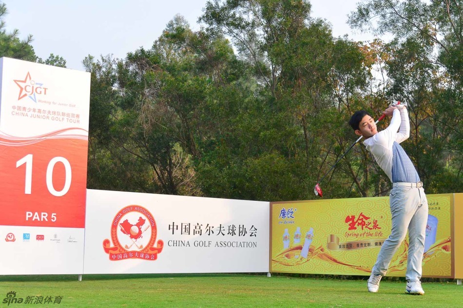 曹森全力挥杆瞬间，身体旋转形成完美扭矩，阳光将他的身影拉长在翠绿球道上